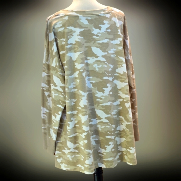 Wonderland Studio Sweatshirt Tan & Cream Camo Pattern Slit Sides Women size 3X - Picture 2 of 9